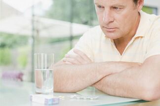 一个男人在 50 岁后服用药片以增加效力